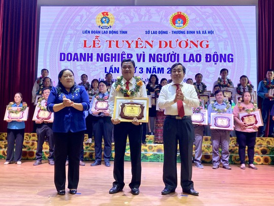 Agribank An Giang được tuyên dương “Doanh nghiệp vì người lao động” - Ảnh 1.