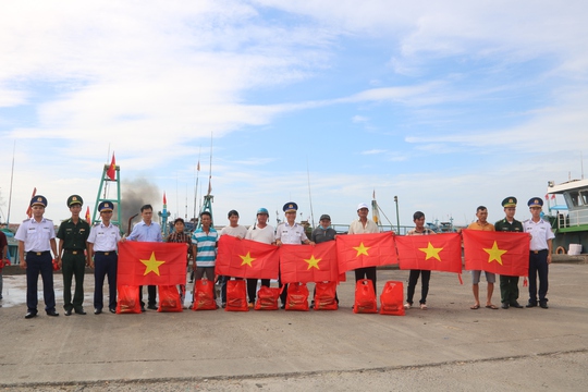 Trao 2.000 lá cờ Tổ quốc cho ngư dân Bình Thuận - Ảnh 2.