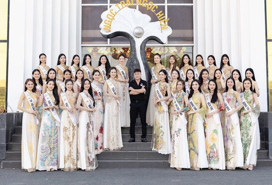 Mãn nhãn áo dài của Tommy Nguyễn cho thí sinh Hoa hậu du lịch trước đêm chung kết - Ảnh 1.