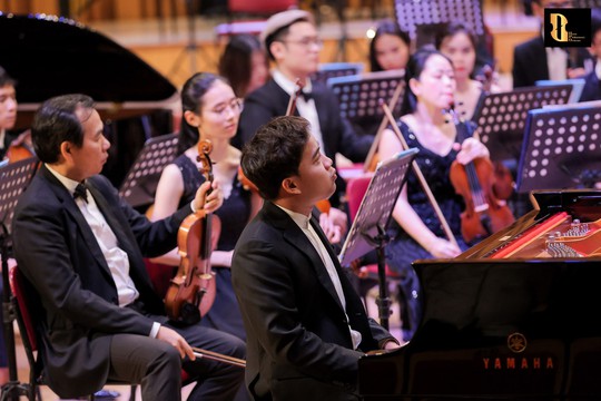 Nhạc sĩ Đặng Hữu Phúc xúc động ra mắt sách, thần đồng piano Nguyễn Việt Trung biểu diễn thăng hoa - Ảnh 2.