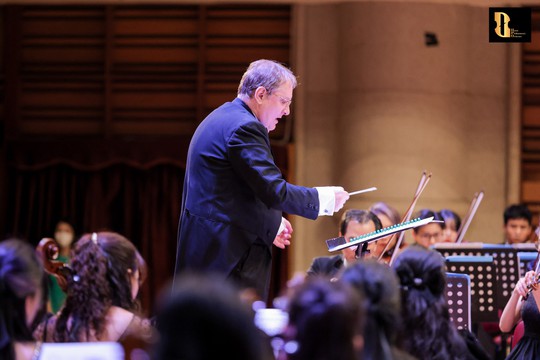 Nhạc sĩ Đặng Hữu Phúc xúc động ra mắt sách, thần đồng piano Nguyễn Việt Trung biểu diễn thăng hoa - Ảnh 1.