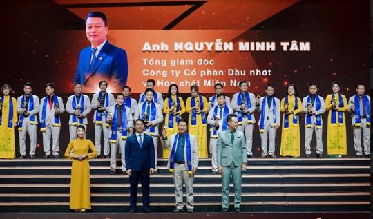 Tổng Giám đốc MiennamPetro nhận giải Sao Đỏ - Doanh nhân trẻ Việt Nam tiêu biểu năm 2022 - Ảnh 1.