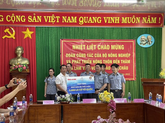 Trao tặng ngư dân Thổ Châu 5.000 lá cờ Tổ quốc - Ảnh 1.