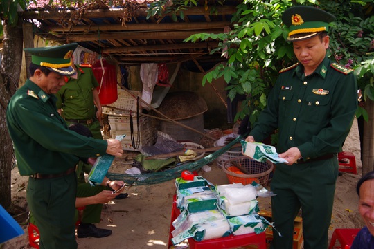 Bao tải trôi dạt vào biển Quảng Nam chứa 21 kg ma túy - Ảnh 2.
