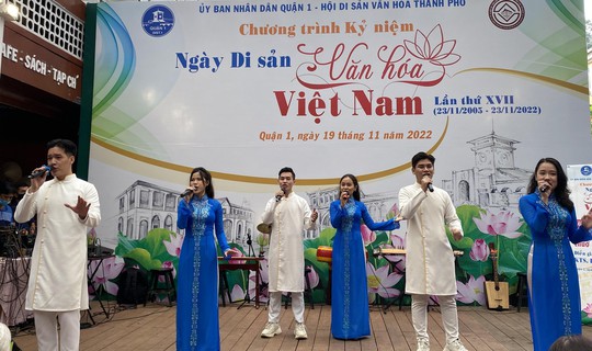 Đường sách Nguyễn Văn Bình nhộn nhịp sáng 19-11 - Ảnh 3.