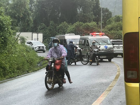 Xe bồn lật chắn ngang đèo Bảo Lộc, giao thông tê liệt nhiều giờ - Ảnh 3.