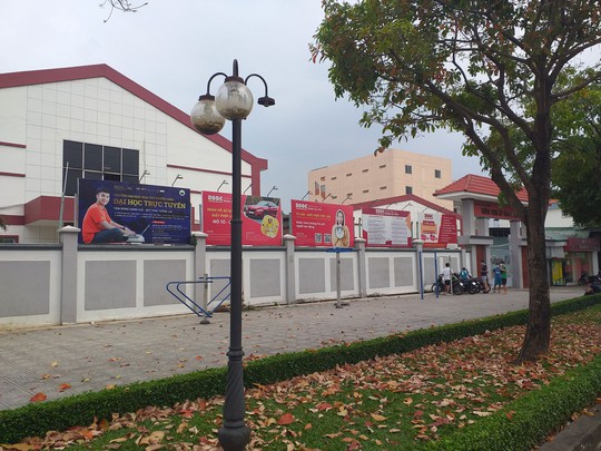 Đèn chiếu sáng... không sáng - Ảnh 1.