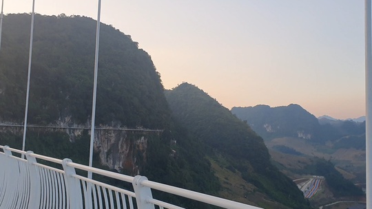 Trải nghiệm cầu kính dài nhất thế giới tại Việt Nam - Ảnh 2.