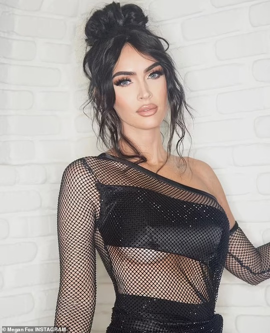 Minh tinh Megan Fox “đốt mắt” với mốt xuyên thấu - Ảnh 1.