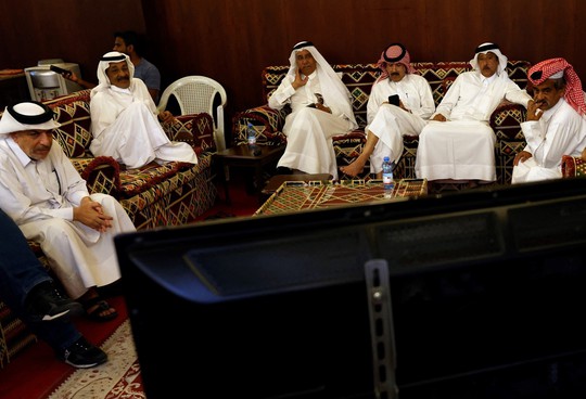 Người Qatar quây quần xem bóng đá ở các Majlis - Ảnh 1.