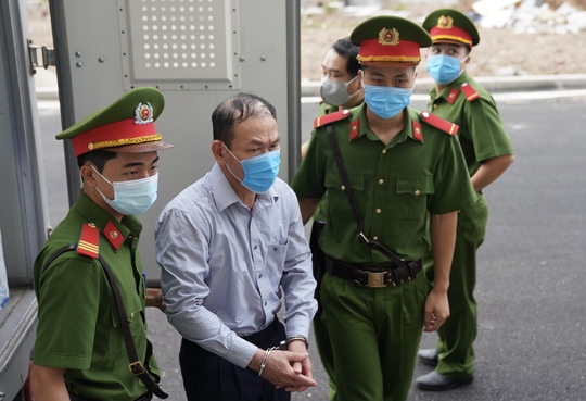 CLIP: Cựu thứ trưởng Bộ Y tế Cao Minh Quang chống gậy tới toà - Ảnh 5.