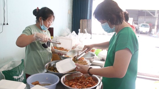 Vợ chồng U90 nấu cơm chay miễn phí - Ảnh 5.