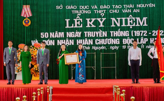 Trường THPT Chu Văn An đón nhận Huân Chương Độc lập hạng Nhì - Ảnh 1.