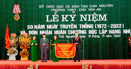 Trường THPT Chu Văn An đón nhận Huân Chương Độc lập hạng Nhì - Ảnh 2.