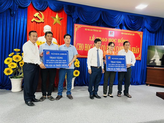 Agribank trao 100 suất học bổng cho học sinh nghèo ở Bạc Liêu - Ảnh 3.