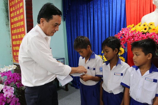 Agribank trao 100 suất học bổng cho học sinh nghèo ở Bạc Liêu - Ảnh 1.