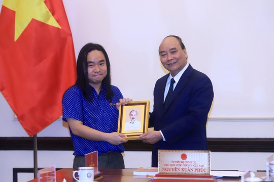 Chủ tịch nước gặp mặt tài năng trẻ dịch Truyện Kiều ra tiếng Anh - Ảnh 4.