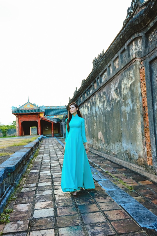 Hoa hậu Lương Kỳ Duyên diện áo dài dịu dàng trong Đại nội Huế - Ảnh 4.