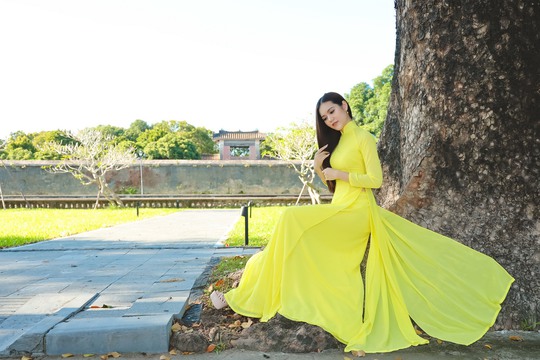 Hoa hậu Lương Kỳ Duyên diện áo dài dịu dàng trong Đại nội Huế - Ảnh 5.