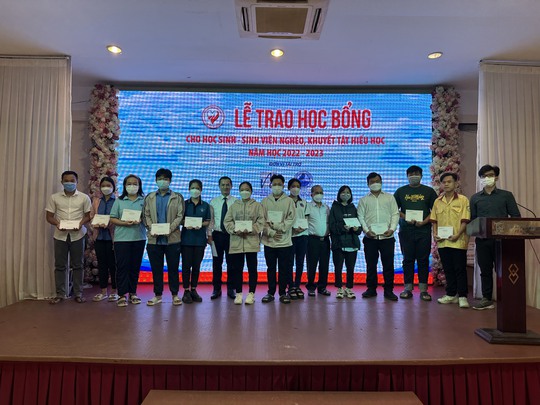 Trao học bổng cho 613 học sinh, sinh viên của 10 tỉnh thành - Ảnh 1.
