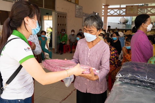 Công ty CP Dược phẩm Phong Phú khám bệnh, tặng quà cho người dân huyện Tiểu Cần, Trà Vinh - Ảnh 2.