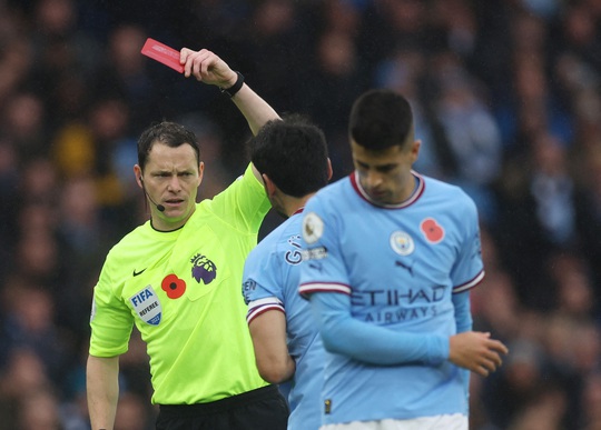 Chấp thẻ đỏ và phạt đền, Man City trở lại ngôi đầu Ngoại hạng - Ảnh 3.