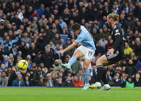 Chấp thẻ đỏ và phạt đền, Man City trở lại ngôi đầu Ngoại hạng - Ảnh 1.
