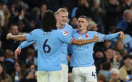 Chấp thẻ đỏ và phạt đền, Man City trở lại ngôi đầu Ngoại hạng - Ảnh 8.