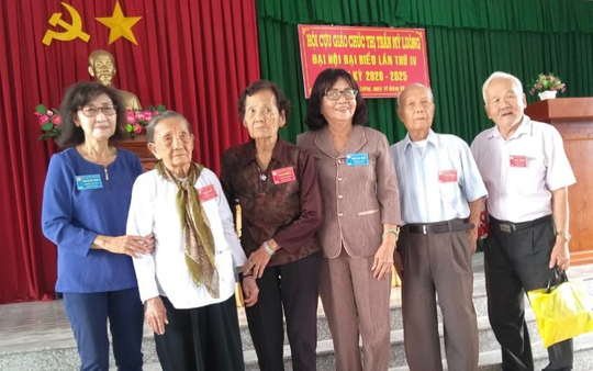 Cuộc thi viết “Người thầy kính yêu”: Nỗi nhớ thầy, cô khắc sâu như tạc - Ảnh 1.