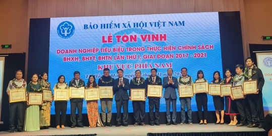 Tôn vinh 103 doanh nghiệp phía Nam thực hiện tốt pháp luật BHXH, BHYT - Ảnh 1.