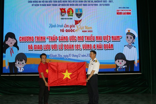 Trao 13.000 là cờ Tổ quốc đến với quân dân Khánh Hòa - Ảnh 5.