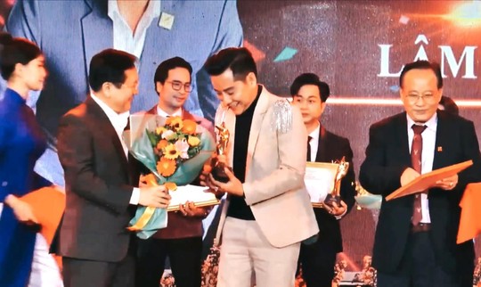 Ca sĩ Lâm Trí Tú được vinh danh Nghệ sĩ Vì cộng đồng 2022 - Ảnh 1.