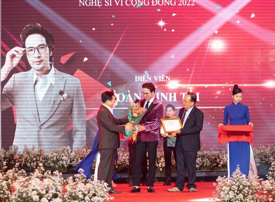 Đoàn Minh Tài được trao danh hiệu “Nghệ sĩ vì cộng đồng 2022” - Ảnh 1.
