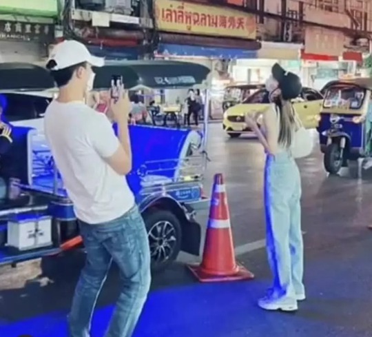 Người đẹp “Chiếc lá cuốn bay” lộ clip hẹn hò khu chợ đêm - Ảnh 4.