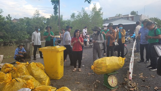 Nông dân Đồng Tháp thu gom bao bì thuốc bảo vệ thực vật - Ảnh 3.