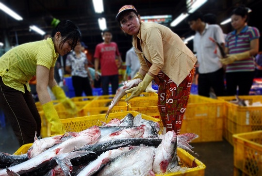 Lượng hàng hóa vào chợ Bình Điền tăng hơn 35% trong những ngày cận Tết - Ảnh 1.
