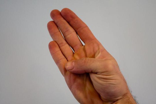 8 động tác giúp khớp ngón tay linh hoạt khi bị viêm - Ảnh 3.