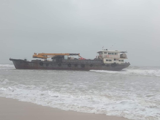 Đề xuất hướng xử lý chiếc tàu sắt tiền tỉ, không người lái dạt vào bờ biển Quảng Trị - Ảnh 1.