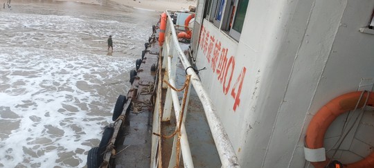 Đề xuất hướng xử lý chiếc tàu sắt tiền tỉ, không người lái dạt vào bờ biển Quảng Trị - Ảnh 3.