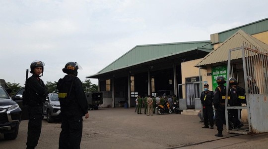 Tạm giữ nhiều người sau vụ khám xét 2 trung tâm đăng kiểm ở TP HCM - Ảnh 2.