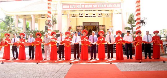 Long An khánh thành 2 công trình do TP HCM hỗ trợ - Ảnh 1.