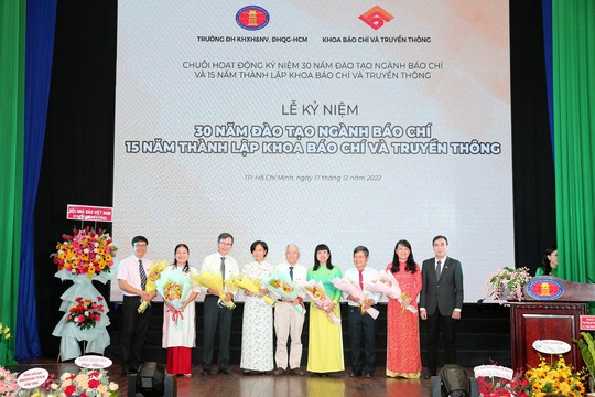 Nhiều thế hệ nhà giáo, nhà báo tề tựu trong lễ kỷ niệm 30 năm đào tạo ngành báo chí - Ảnh 4.