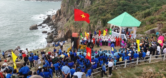 Báo Người Lao Động sẽ trao 10.000 lá cờ Tổ quốc và 100 triệu đồng học bổng dịp Phú Yên chào cờ năm mới 2023 - Ảnh 1.