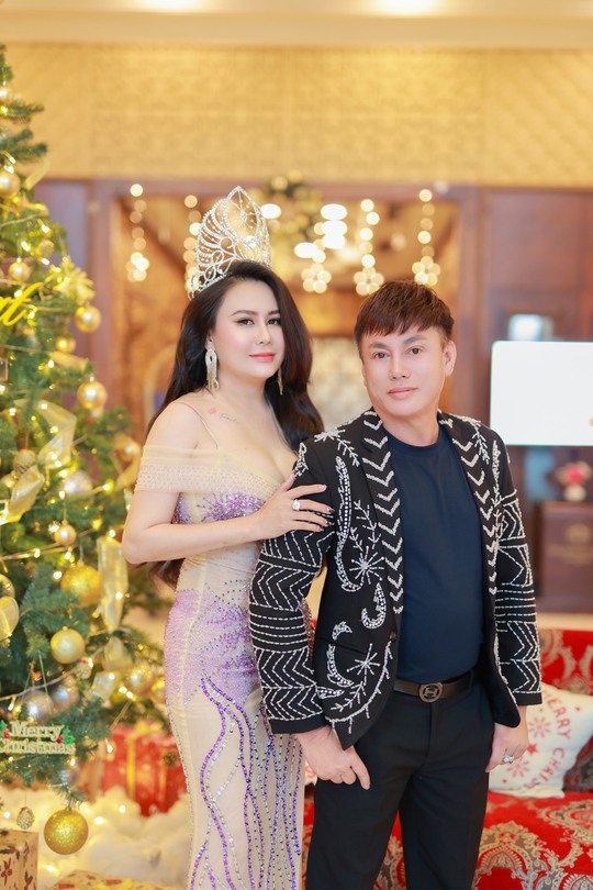 Hoa hậu Lý Kim Ngân gợi cảm hội ngộ NTK Tommy Nguyễn. - Ảnh 2.