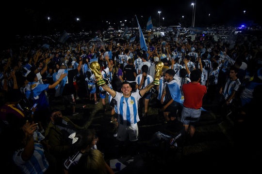 Messi gặp sự cố hy hữu khi diễu hành ăn mừng tại Argentina - Ảnh 2.