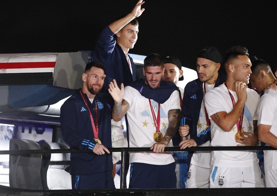Messi gặp sự cố hy hữu khi diễu hành ăn mừng tại Argentina - Ảnh 4.