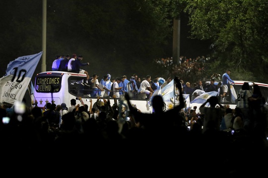 Messi gặp sự cố hy hữu khi diễu hành ăn mừng tại Argentina - Ảnh 5.
