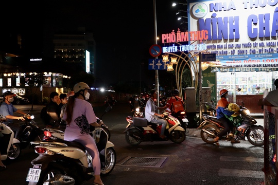 Cận cảnh phố ẩm thực Nguyễn Thượng Hiền trong ngày đầu hoạt động - Ảnh 6.