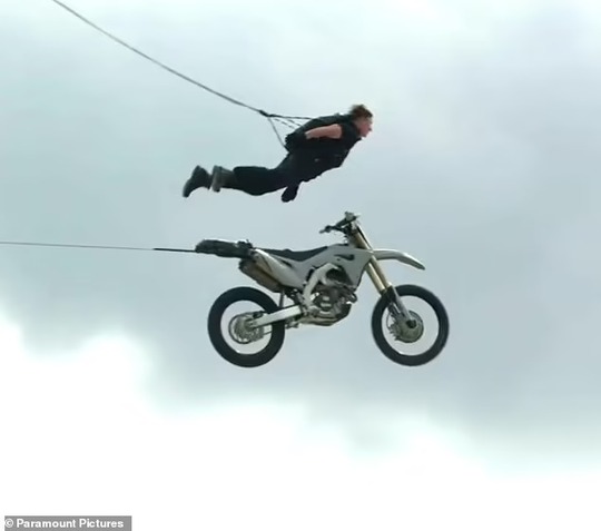 Tom Cruise nhảy dù, nhảy mô tô mạo hiểm ở tuổi 60 - Ảnh 4.