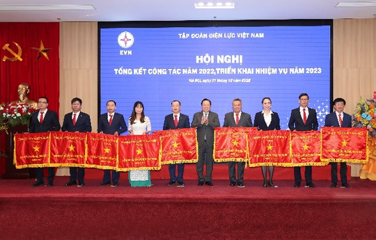 EVNHCMC nhận Cờ thi đua xuất sắc năm 2022 - Ảnh 2.